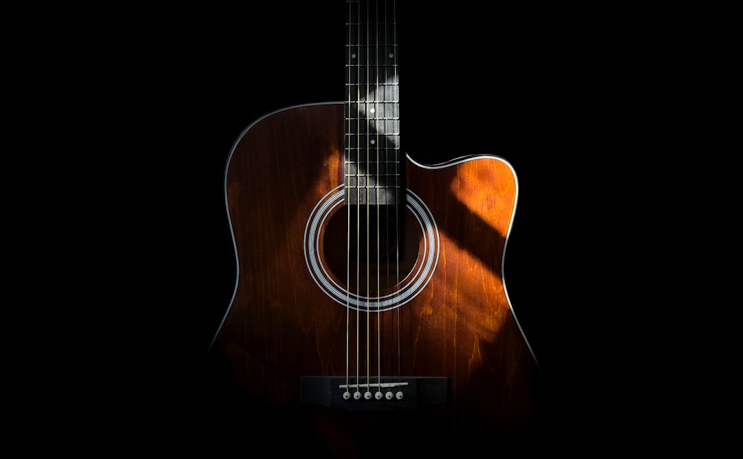 Masterclass gratuita sui suoni delle chitarre acustiche: conosciamo come suonano i diversi modelli